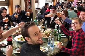 快樂工作，多彩生活————總部技術(shù)專家參加草莓采摘活動